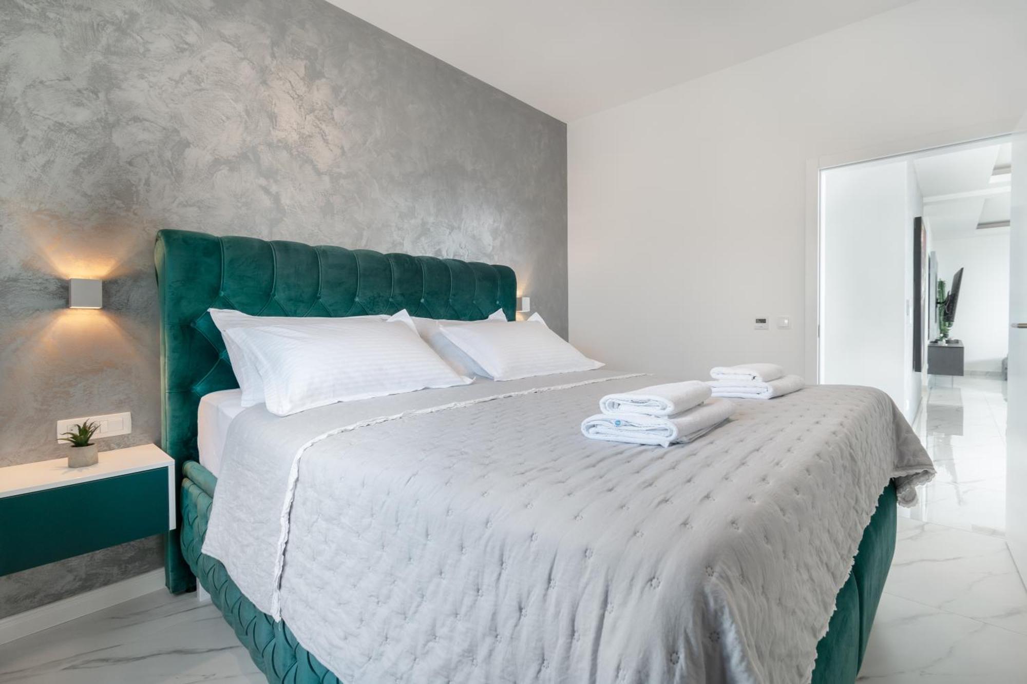 Lux Penthouse Panoramic View With Jacuzzi Apartment Makarska Bagian luar foto